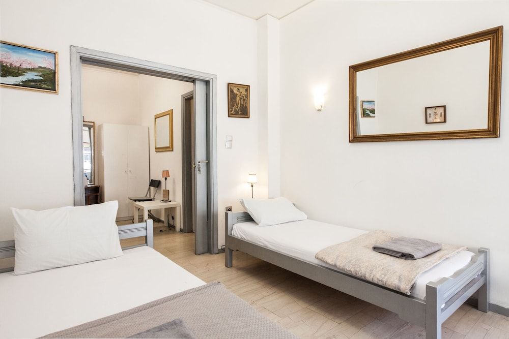 Charming 2 Bedroom apt next to Panormou Apartment 12