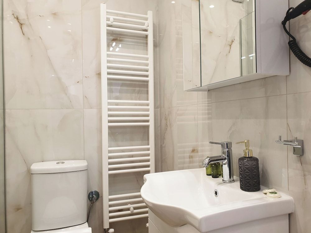 Eantos Studios and Suites Family Apartment 5