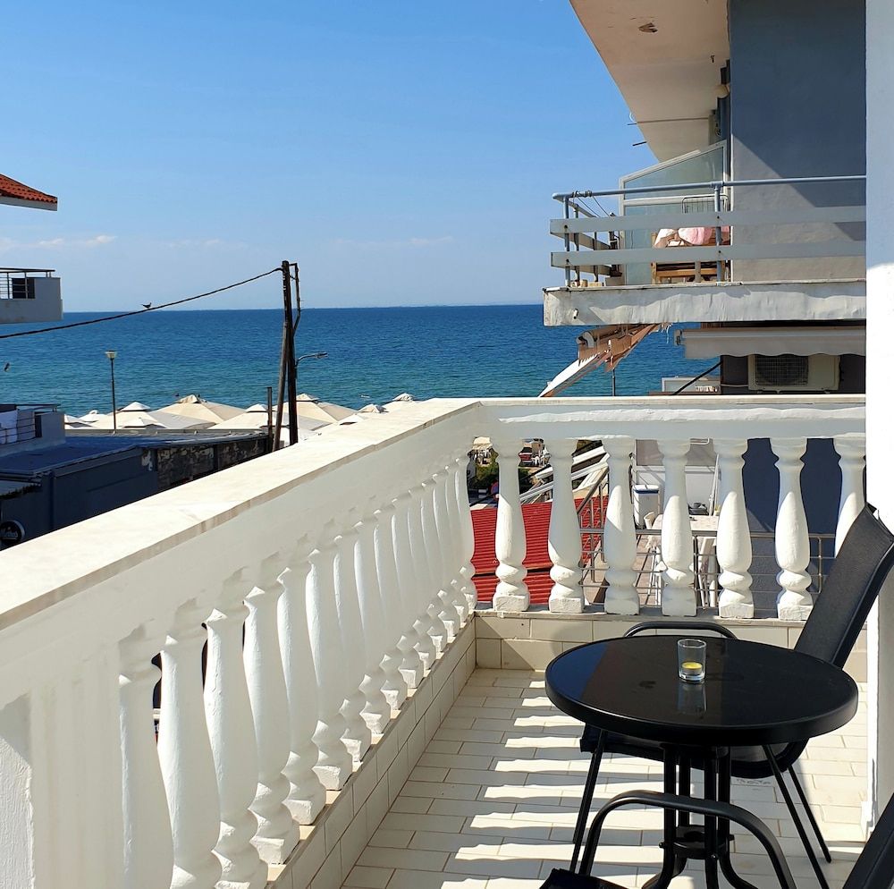 Eantos Studios and Suites Family Apartment 4