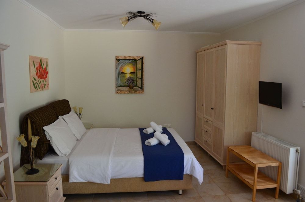 Blue Ark Aigeira Flat & Studio Romantic Studio, Garden View 2