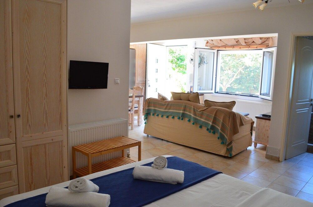 Blue Ark Aigeira Flat & Studio Romantic Studio, Garden View 3