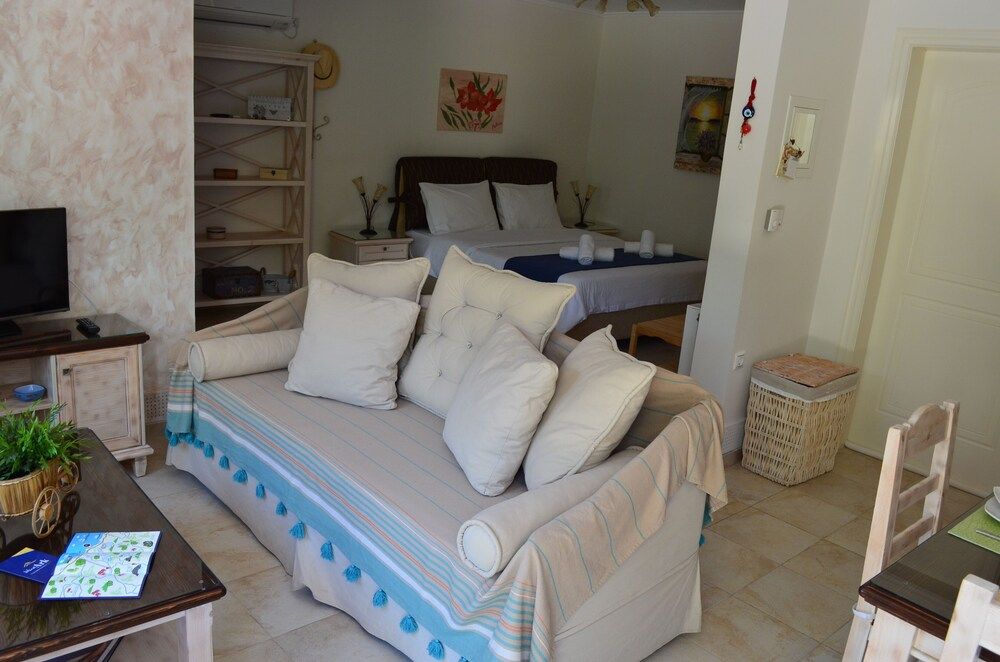 Blue Ark Aigeira Flat & Studio Romantic Studio, Garden View 4
