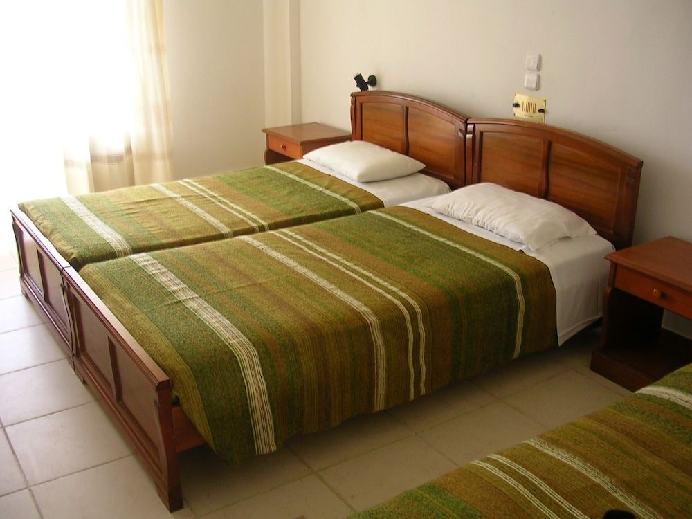 Studio, 3 Twin Beds