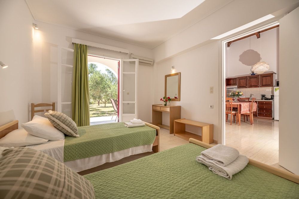 Classic Villa, 2 Bedrooms, Pool Access, Garden View