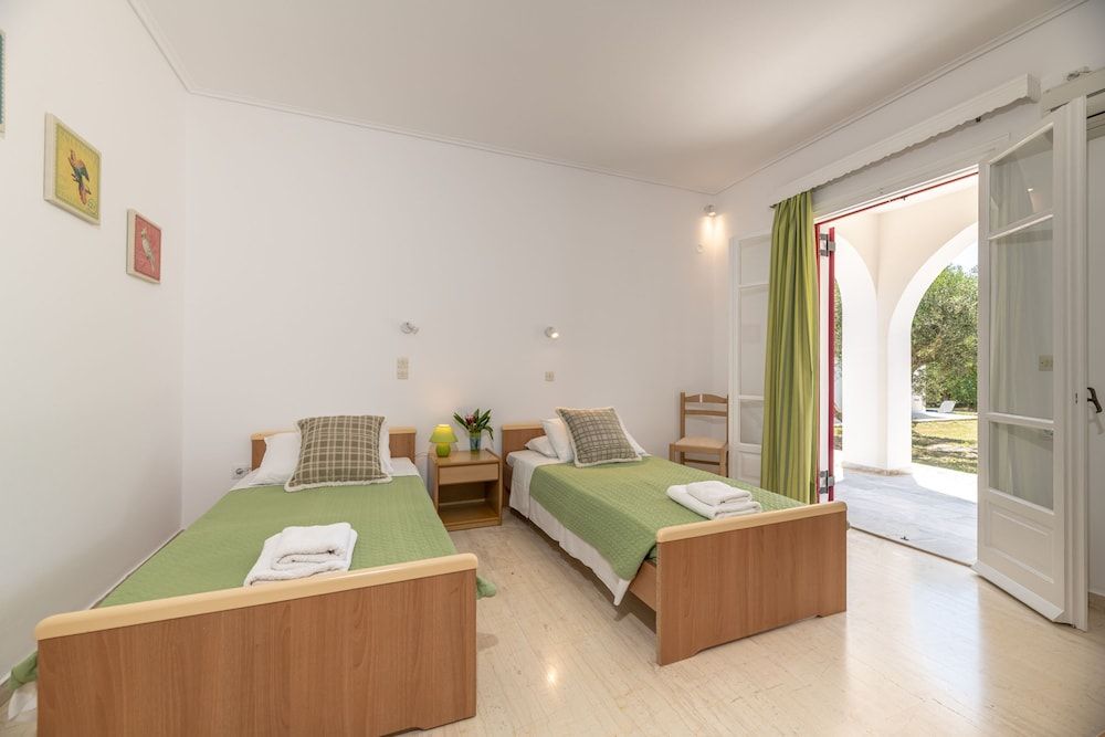 Classic Villa, 2 Bedrooms, Pool Access, Garden View