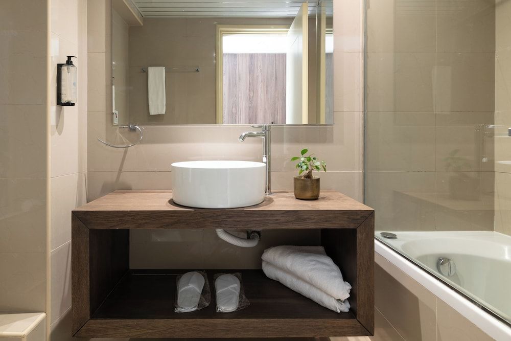 Deluxe One Bedroom Suite with Sharing Pool