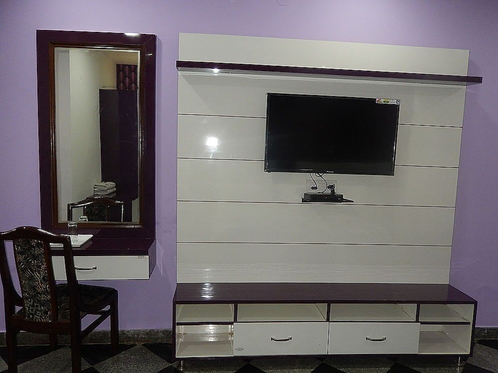 OYO 7845 Hotel Orchid Garden Deluxe Double Room 6