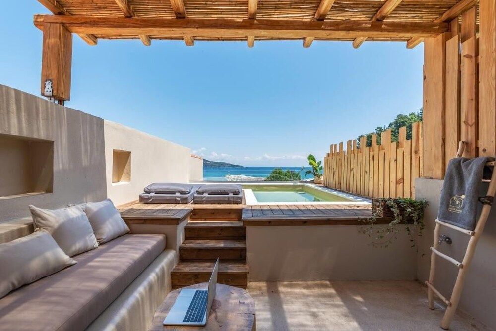 Premium Suite with Sea View and Outdoor Swimming Pool