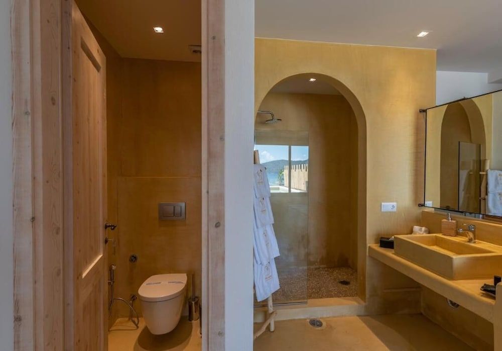 Superior Suite with Sea View and Outdoor Swimming Pool