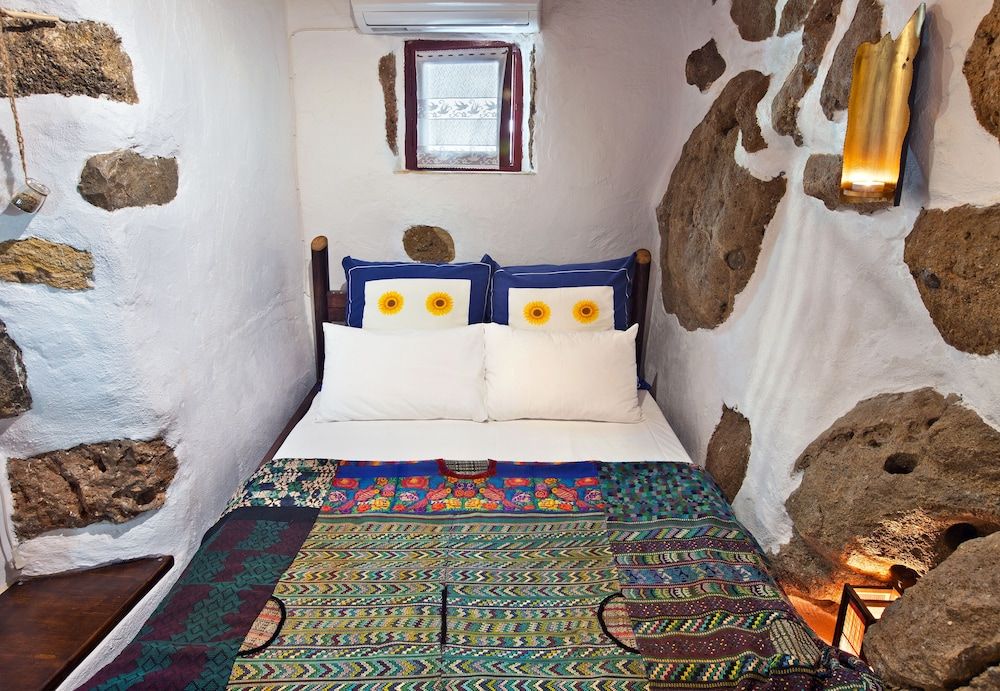MPAKSES traditional studio with shared garden