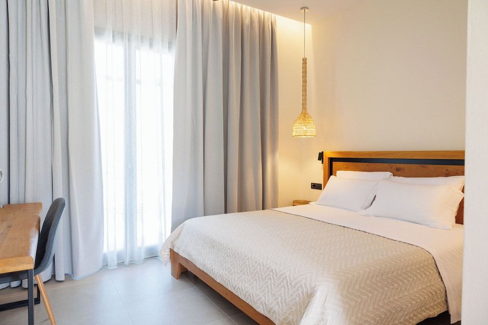 Deluxe Room, 1 King Bed, Balcony, Sea View