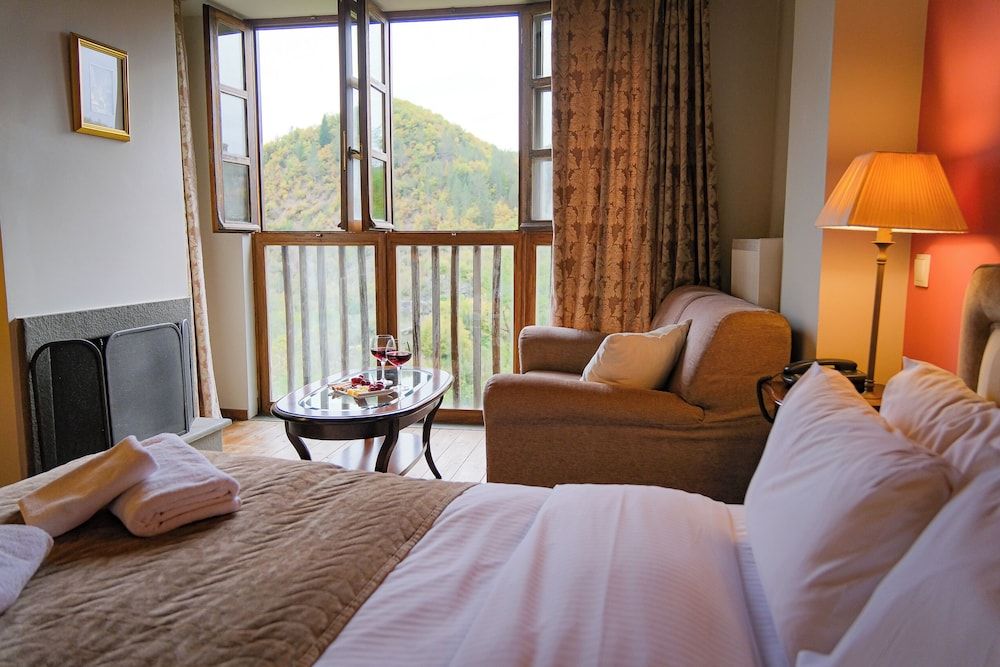 Suite, Fireplace, Mountain View