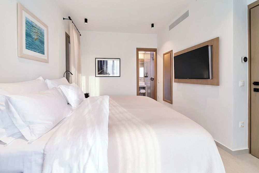 Deluxe One Bedroom Suite with Sea View
