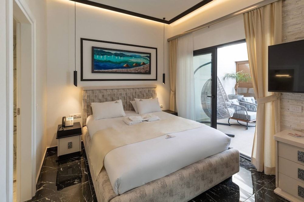 Junior Suite Side Sea View with Outdoor Jetted Tub