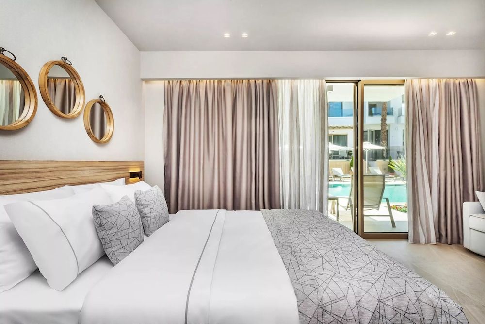 Pefki Deluxe Residences Premium Studio, Pool View 2