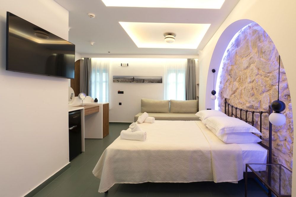 Design Triple Room, 1 Queen Bed with Sofa bed, Non Smoking, City View (90)