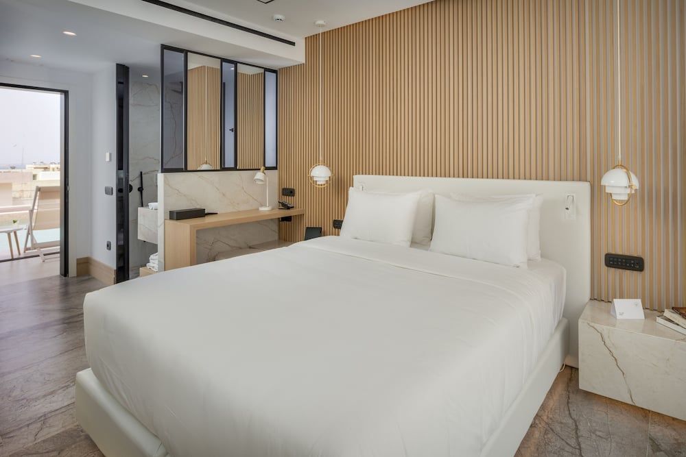 Deluxe Double Room Pool Front