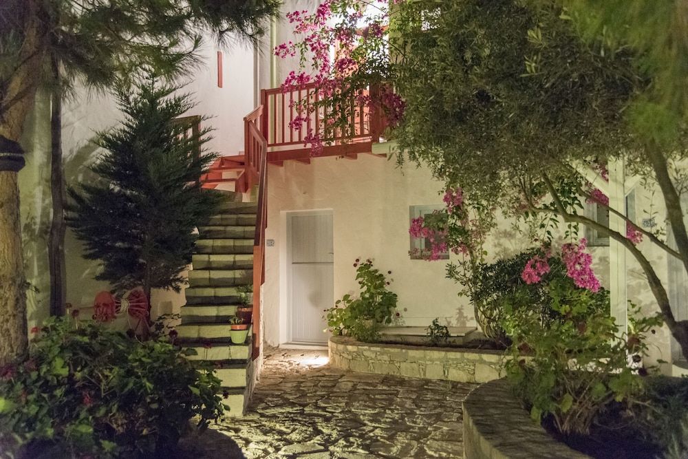 undefined Thalassitra Private Pool Suites & Spa 3