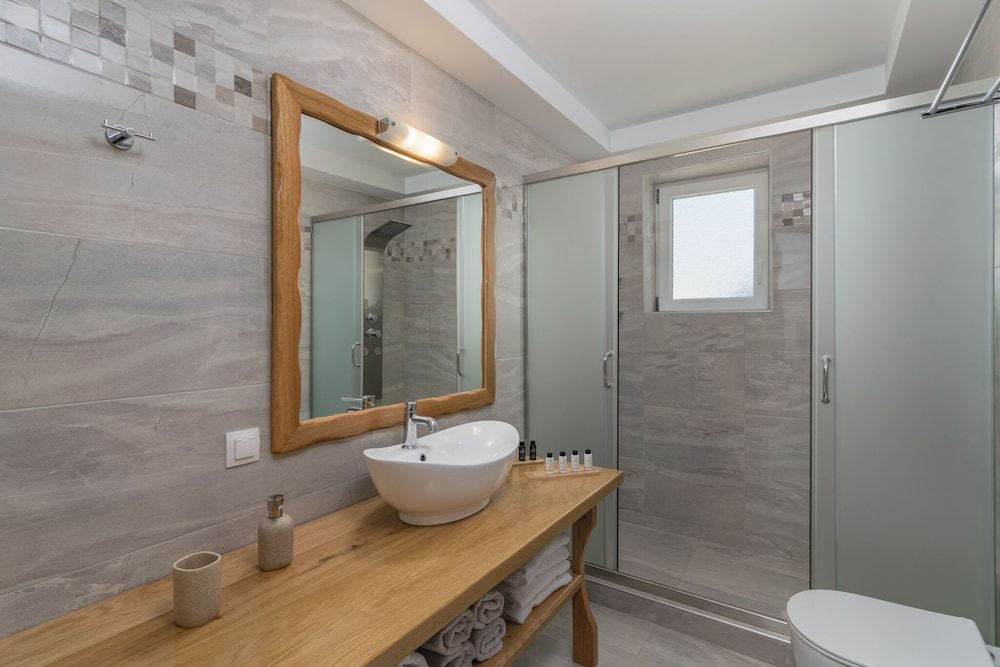 Milesian Suites Standard Suite, Jetted Tub, Sea View 9