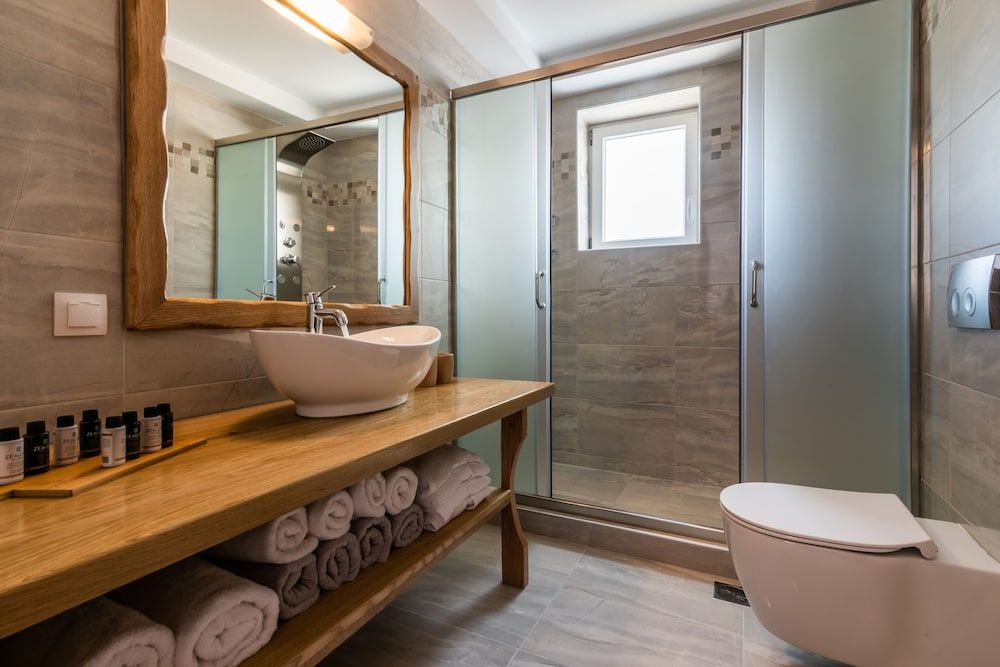 Milesian Suites Standard Suite, Jetted Tub, Sea View 7