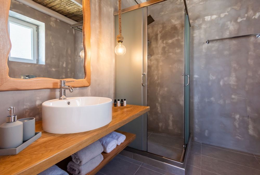 Milesian Suites Suite, Jetted Tub, Sea View 4