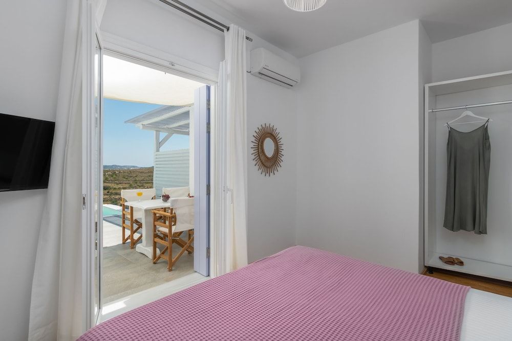 Milesian Suites Standard Suite, Jetted Tub, Sea View 4