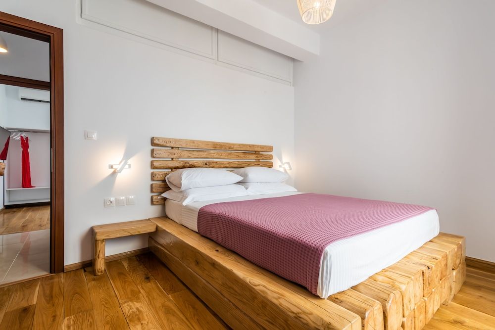 Milesian Suites Standard Suite, Jetted Tub, Sea View 2