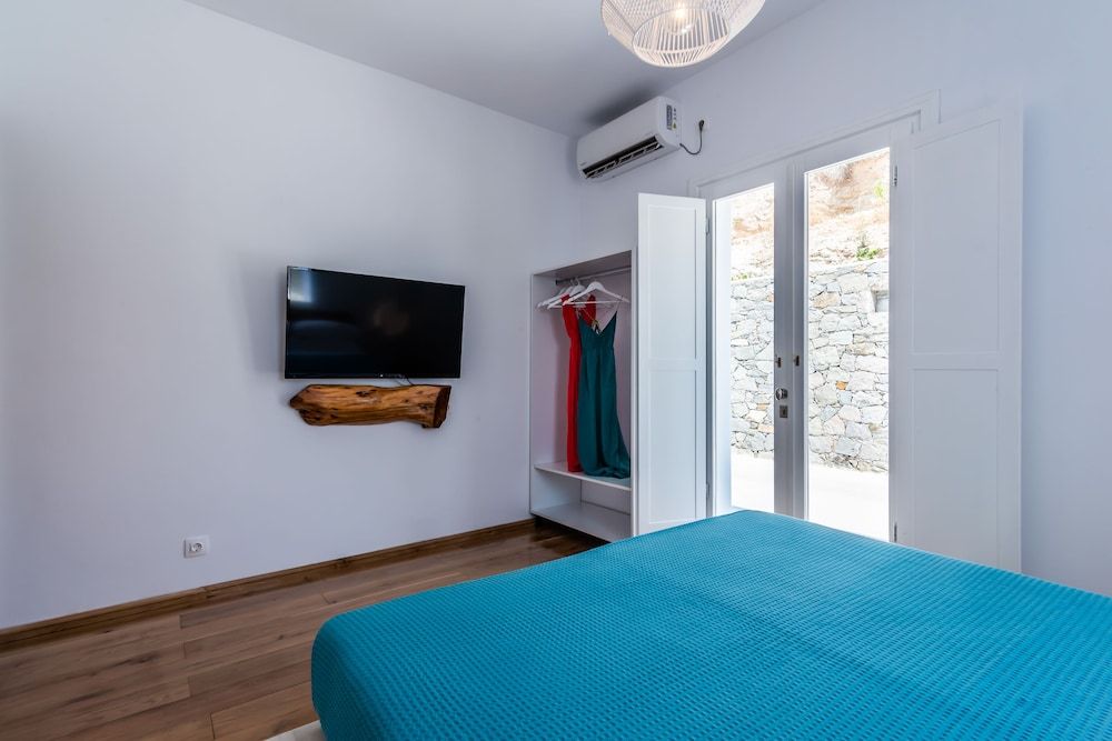 Milesian Suites Standard Suite, Jetted Tub, Sea View 11