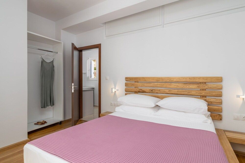 Milesian Suites Standard Suite, Jetted Tub, Sea View 3