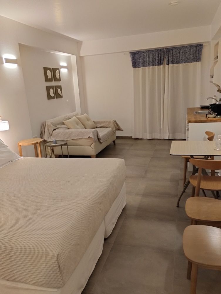 Kallisto Rooms Family Apartment, 1 Queen Bed with Sofa bed, Balcony, Sea View (Room 2) 4