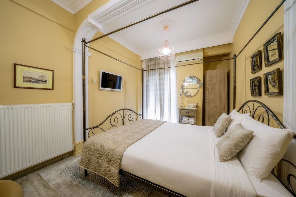 undefined Kentrikon Deluxe Apt Must 8