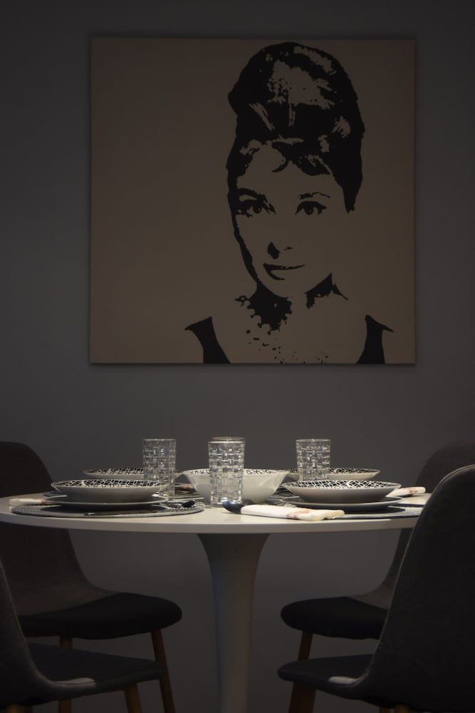 undefined Comely Luxury Apt Must 4