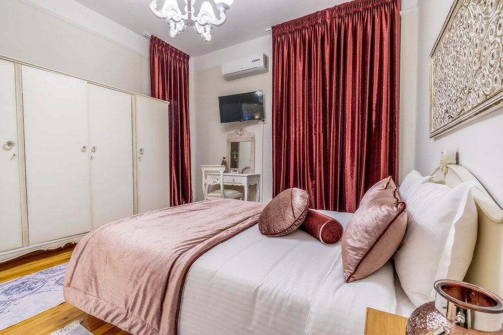 undefined Acropolis Deluxe Apt Must 6