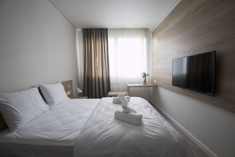 undefined Ornament Suites Nilie Hospitality MGMT 3