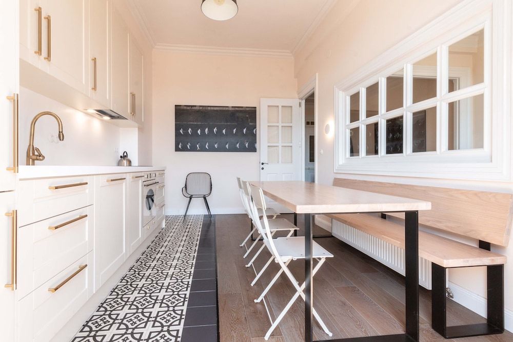 undefined halu! Stylish & Bright Centre Home 6