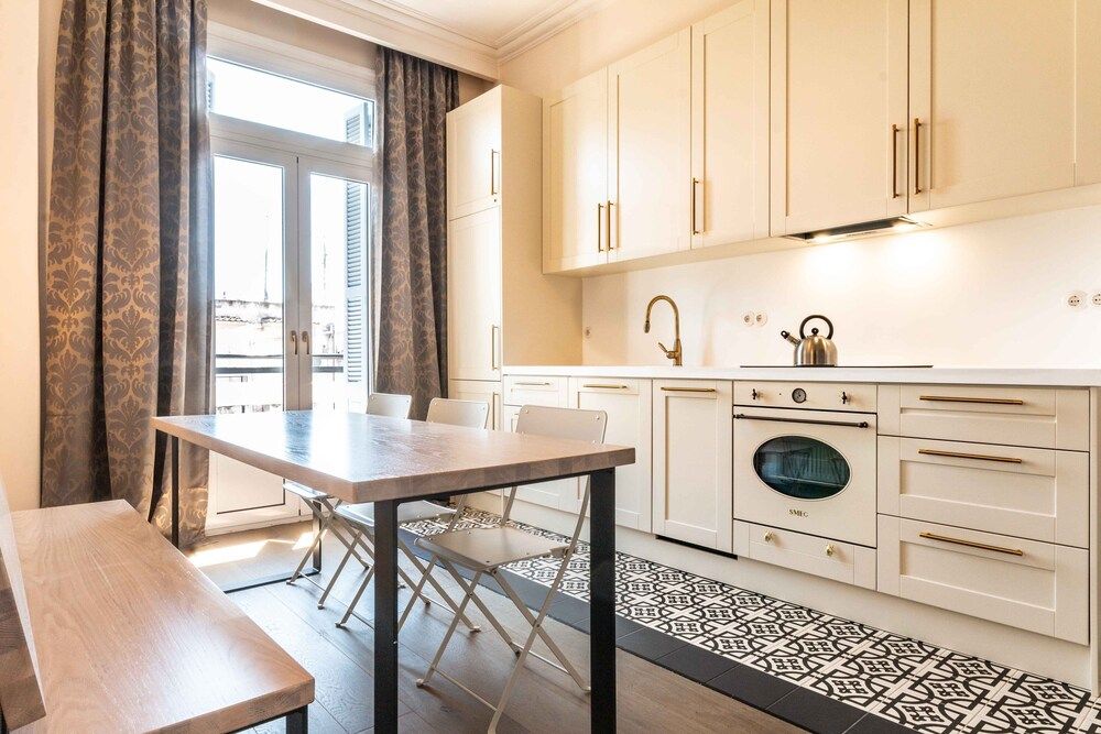 undefined halu! Stylish & Bright Centre Home 5