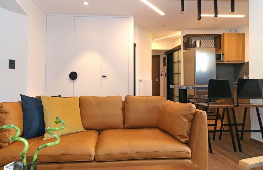 undefined Tom's Bachelor Pad 8