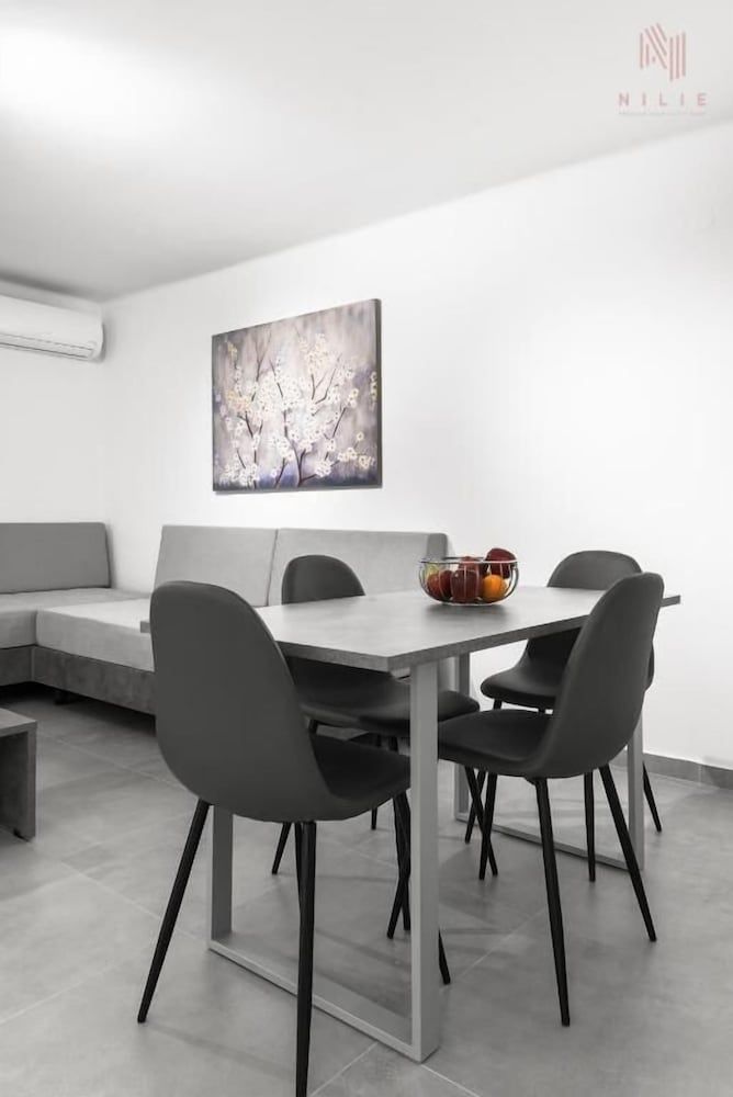 undefined Consul Apartment Nilie Hospitality MGMT 3