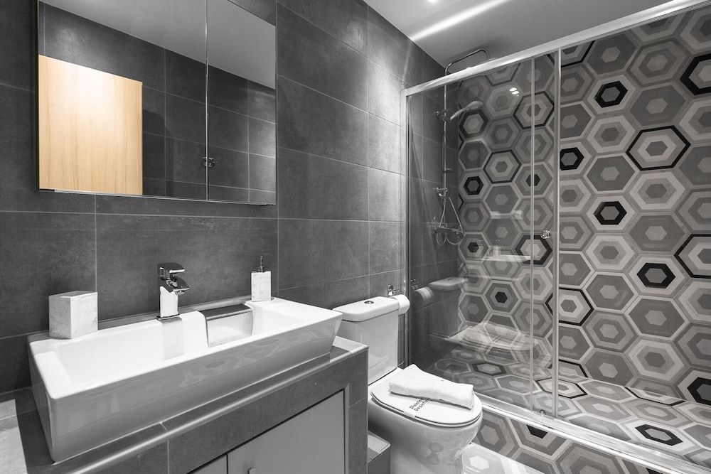 New Yorker Nilie Hospitality MGMT Apartment 8