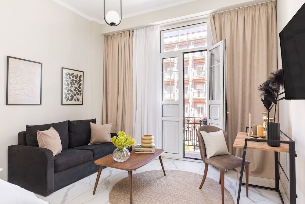 BLACK ONYX COMFORT SUITES Deluxe Studio Suite 16