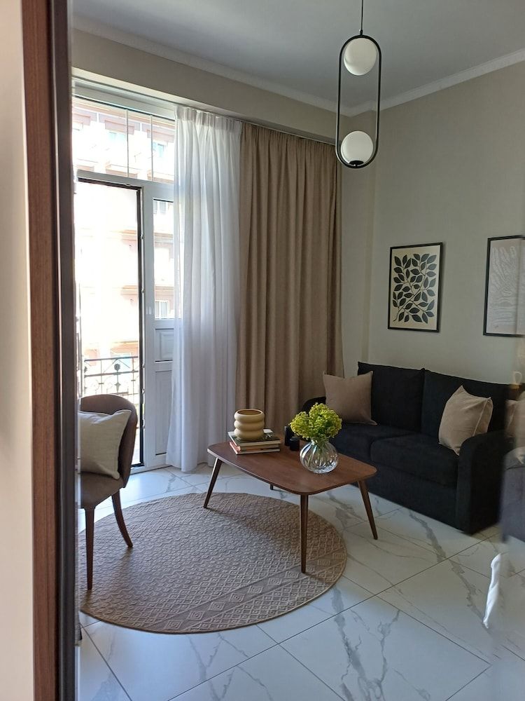 BLACK ONYX COMFORT SUITES Deluxe Studio Suite 17