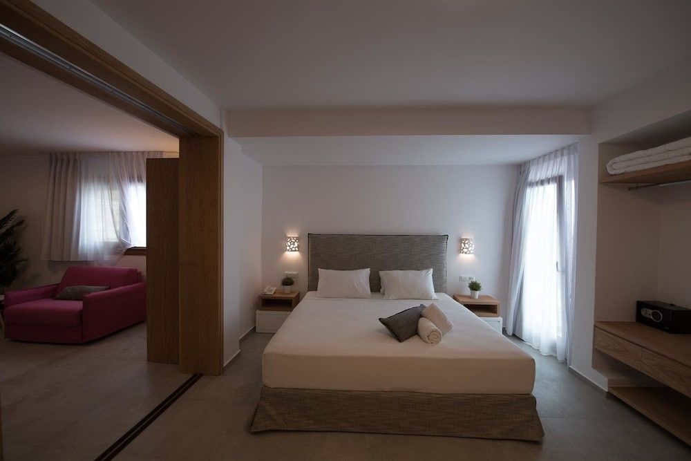 Family suite with side sea view