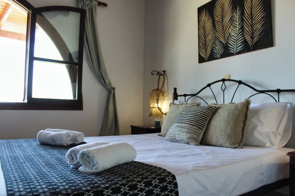 Elia Woodstone Houses Traditional House, 4 Bedrooms, Mountain View 3