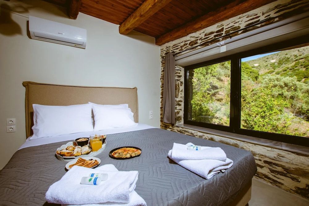 Deluxe Studio, Non Smoking, Pool View