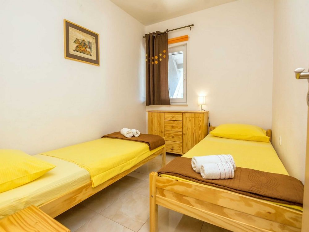 House (Four Bedroom Holiday Home with Swimmi)