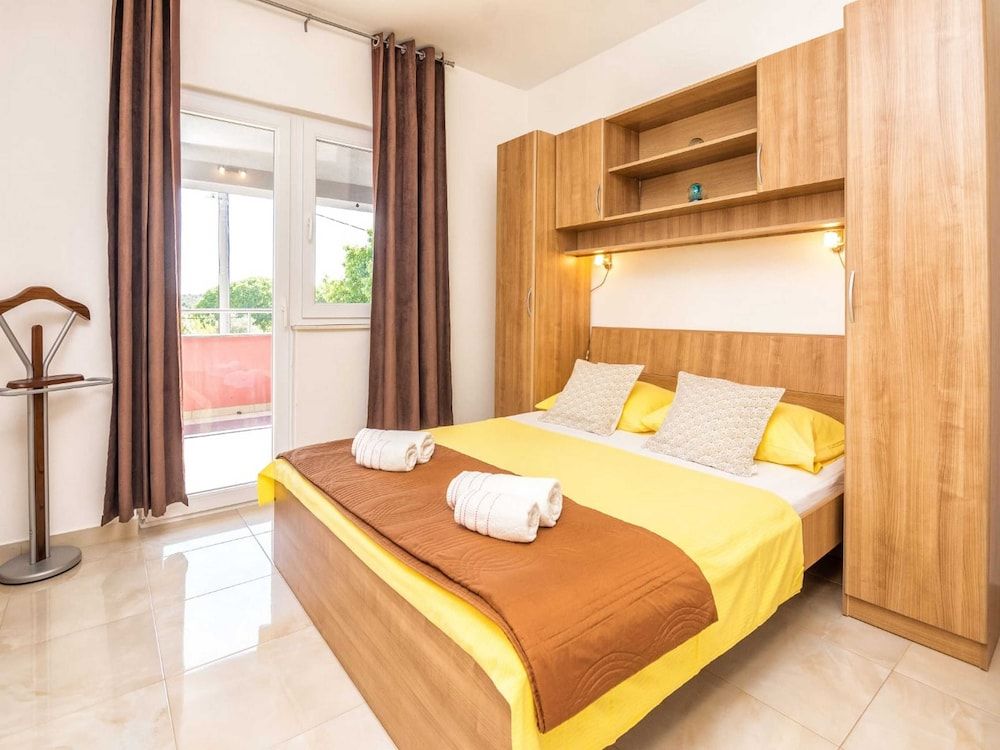 House (Four Bedroom Holiday Home with Swimmi)