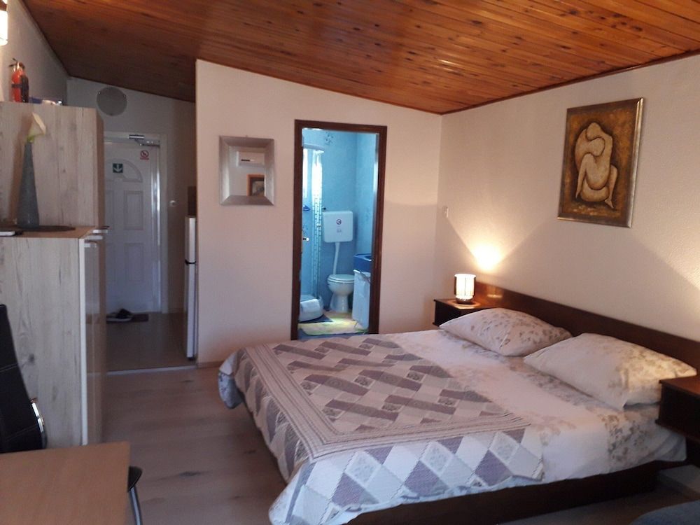 Studio (Studio Apartment with Balcony)