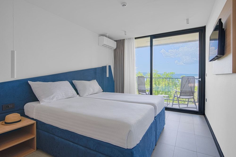 Double Room with extra pull-out bed, Sea Side, Balcony
