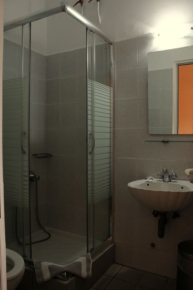 Hotel Electra Family Room 10