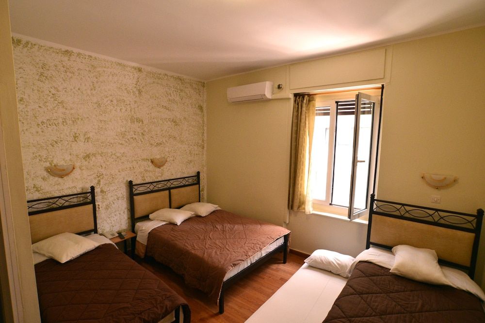 Hotel Electra Family Room 7